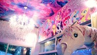 Hampir semua sudutnya dibuat mencolok dengan desain kepala Unicorn (Unicorn Cafe/Facebook)