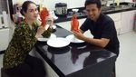 Begini Aksi Arumi, Istri Emil Dardak Saat Makan Lobster dan Bikin Kue Cubit
