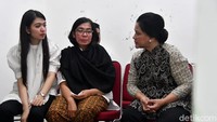 Selvie Ananda nampak berbincang pula dengan istri Jokowi, Iriana. (Laily Rachev-Biro Pers Setpres)