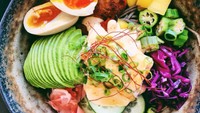 Menu bowl ini dijamin mengenyangkan. Wgg benedict plus aneka sayuran dan alpukat disajikan segar dengan warna cantik. Nyam!Foto: Instagram @cafelafayette