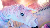 Di satu sisi, tampilan Unicorn Cafe cukup populer untuk semua kalangan. Tidak hanya anak-anak dan remaja wanita saja yang datang, namun juga traveler paruh baya hingga orang tua (Unicorn Cafe/Facebook)