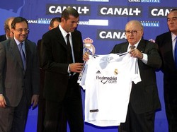 2. Zinedine Zidane - rekor transfernya pada tahun 2001 bertahan 7 tahun, 11 bulan, 27 hari. Foto: Allsport UK/ALLSPORT