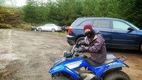 Kanya Sesser terlihat sangat senang saat mau melaju bermain ATV. Keren bukan? (_kayeazee_/Instagram) 