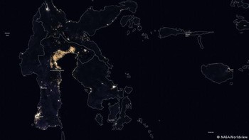 Bergeser ke Sulawesi. Ternyata, cahaya malam di Makassar masih kalah jauh dengan daerah yang lain. Foto: NASA