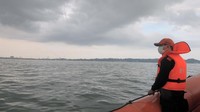 Pencarian terhadap korban kebakaran tumpahan minyak Teluk Balikpapan, di Perairan Selat Makassar, masih dilakukan. ANTARA FOTO/Sheravim.