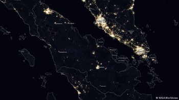 Perbandingan gemerlap kota yang ada di Sumatera dengan kota-kota yang tersebar di Malaysia. Foto: NASA