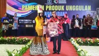 Menteri Hukum dan HAM Yasonna Laoly membeli kain batik hasil karya narapidana asal Filipina Mary Jane dengan harga Rp 4 juta.
