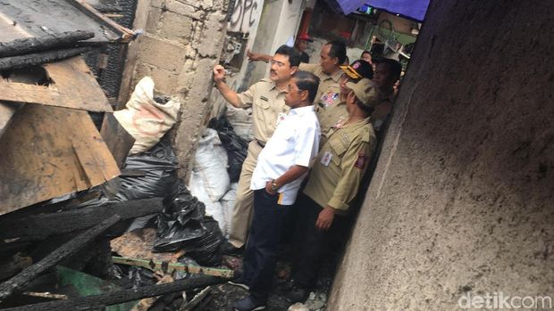  Mensos Idrus Marham meninjau permukiman Taman Kota, Jakarta Barat, yang terbakar, Selasa (3/4/2018)