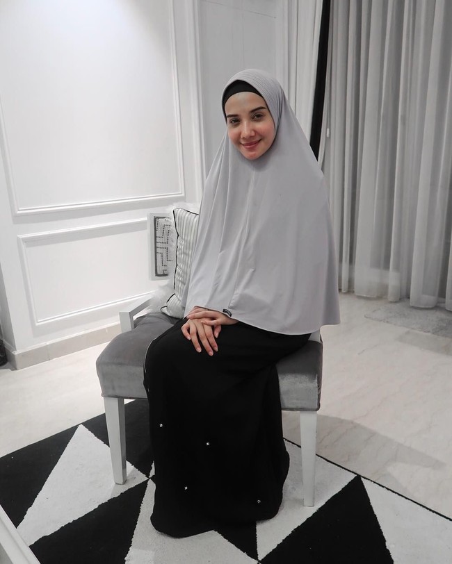 Zaskia Sungkar tampil lebih syari setelah pulang umroh beberapa waktu lalu. Penampilannya pun langsung mencuri perhatian netizen. Foto: Instagram/Zaskia Sungkar