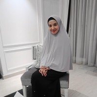 Zaskia Sungkar tampil lebih syari setelah pulang umroh beberapa waktu lalu. Penampilannya pun langsung mencuri perhatian netizen. Foto: Instagram/Zaskia Sungkar