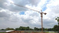 Tampak sebuah tower crane yang belum berfungsi di lokasi seluas 1,4 hektar itu.