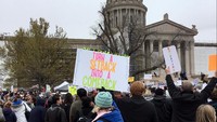 Unjuk rasa besar-besaran ini digelar di Oklahoma dan Kentucky pada Senin (2/4) waktu AS. Anggaran pendidikan di kedua negara bagian itu sama-sama dipotong dalam beberapa tahun terakhir. Foto: REUTERS/Lenzy Krehbiel-Burton