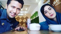 Di sela-sela kesibukan, Arumi dan Emil sempatkan makan berdua. Bingsoo atau es serut Korea jadi pilihan mereka. Foto: Instagram arumi_arumi_94