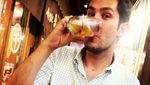 Gaya Klasik CEO Instagram Ketika Makan dan Menikmati Teh Persia