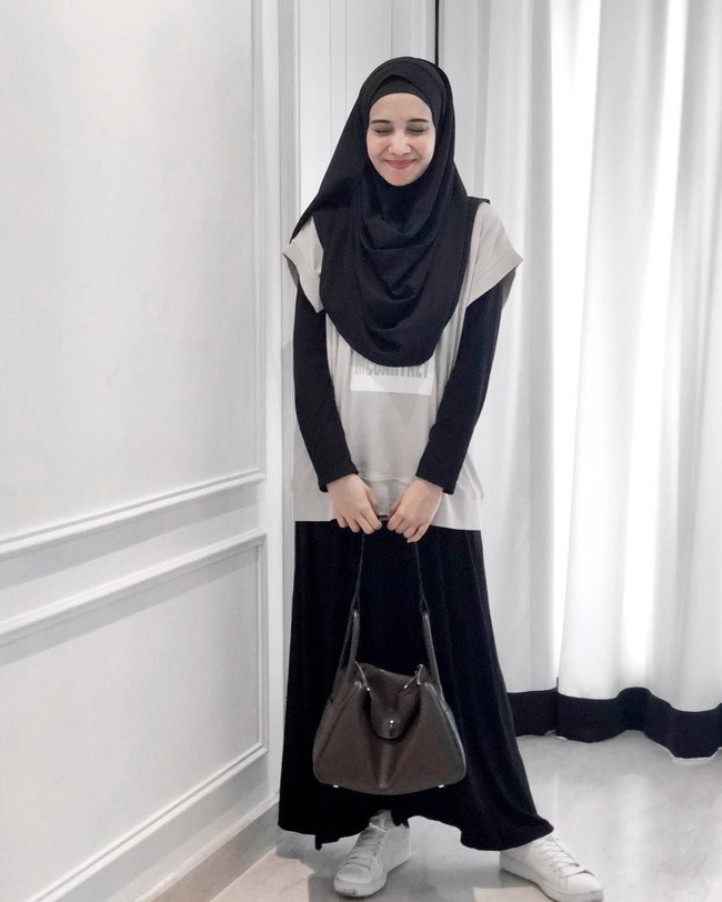 Penampilan kasual tapi syari lainnya yaitu pemilihan kaos pendek yang dipadukan dengan inner dan rok hitam. Tak lupa, Zaskia Sungkar memakai hijab yang panjang dan sepatu sneakers. Foto: Instagram/Zaskia Sungkar