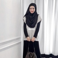 Penampilan kasual tapi syari lainnya yaitu pemilihan kaos pendek yang dipadukan dengan inner dan rok hitam. Tak lupa, Zaskia Sungkar memakai hijab yang panjang dan sepatu sneakers. Foto: Instagram/Zaskia Sungkar
