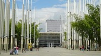 Tur itu sangat populer dan Anda harus memesan terlebih dahulu secara online. Turis akan dibawa tur ke beberapa situs terbaik kota, yakni Plaza Botero, Parque de las Luces (sebelumnya adalah tempat di mana para tunawisma kota berkumpul, tetapi sekarang diperbarui dengan tiang-tiang lampu) (Lucy Sherriff/CNN Travel)