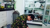 Tiba2 si bapak ngidam sambel bawang, pas mau dibikini eh dianya udah ngulek. Suami mandiri, love youuuuu!, tulis Arumi. Wah, nguleknya kelihatan serius banget ya! Foto: Instagram arumi_arumi_94
