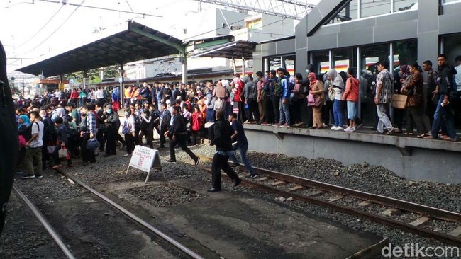 Uji Nyali, Desak-desakan di Stasiun Duri