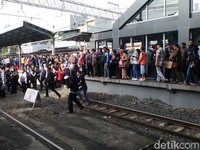 Uji Nyali, Desak-desakan di Stasiun Duri