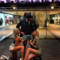 Tak sedikit orang yang menghujat Travers. Dalam foto-fotonya di Instagram dengan wanita-wanita yang berlutut di hadapannya, membuat netizen yang mengomentari Travers tidak menghargai wanita. Foto: dok. Instagram