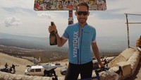 Di sela-sela kesibukannya sebagai CEO Instagram, Kevin tetap menjalani hobinya bersepeda. Ini pose keren Kevin dengan sebotol champagne untuk merayakan keberhasilannya saat bersepeda. Foto: Instagram @kevin