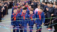 Mereka disambut begitu tiba di sekolah. 