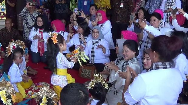 Kunjungi PAUD di Bali, Ibu Negara Disambut Tari Pendet