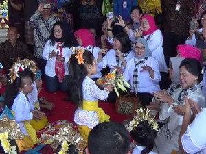 Video Bu Iriana Menari Pendet Bersama Anak TK