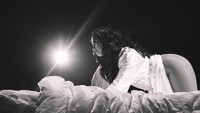 Awalnya, Demi Lovato beraksi sendiri, hanya ditemani beberapa penari latarnya. Foto: Twitter Demi Lovato