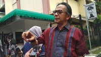 Sebenarnya ia ada urusan di Parfi 56, namun Ray lebih memilih untuk mendampingi Tio Pakusadewo.