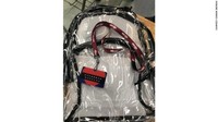 Langkah keamanan itu adalah kewajiban memakai tas ransel transparan dan kalung identitas yang harus dipakai setiap saat selama ada di sekolah. Saat masuk sekolah pada Senin (2/4) waktu setempat, para siswa harus melewati pembatas keamanan dan diperiksa isi tasnya. Foto: Courtesy Connor Dietrich via CNN