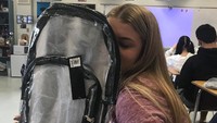 Beberapa murid menggunakan tas transparan ini sebagai sarana protes politik mereka. Para siswa memasang label harga US$ 1,05 warna oranye di tas mereka. Ini menjadi bentuk protes terhadap para politikus yang menerima donasi dari Asosiasi Senapan Nasional (NRA). Foto: Twitter @sighnatasha via REUTERS