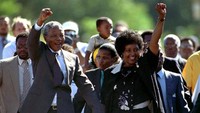 Winnie merupakan istri kedua Mandela. Keduanya menikah selama 38 tahun sejak tahun 1958. Winnie tetap mendampingi Mandela selama 27 tahun Mandela ditahan di penjara Pulau Robben, dekat Cape Town. Keduanya dikaruniai dua anak perempuan. Foto: REUTERS/Ulli Michel/File Photo