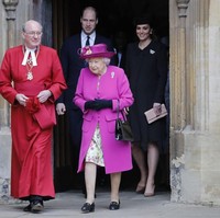 Sementara itu, Ratu Elizabeth II tampil dengan mantel merah muda nan cerah yang membungkus gaun bermotif floral. Topinya pun disenadakan dengan warna mantel. (Foto: Getty Images)