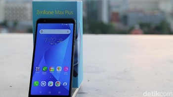 Tak hanya itu, Asus juga membekali Zenfone Max Plus dengan layar 2,5D sehingga membuat tampilan ponsel lebih kece lagi. Menonton pun semakin asyik karena layarnya luas. Foto: Muhammad Ridho