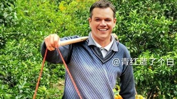 Matt Damon memanen jeruk di kebunnya. Foto: Weibo