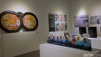 Karya komik yang ditampilkan di pameran Indonesia Art Award 2018 ada juga yang dibentuk dalam berbagai medium. Seperti kaleng bekas, pajangan, sampai karya eni instalasi.  Foto: Tia Agnes/ detikHOT