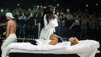Dalam aksinya di atas kasur saat manggung itu, Demi juga meng-grinding penyanyi Kehlani. Foto: Twitter Demi Lovato