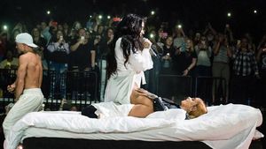 Bawa Kasur ke Atas Panggung, Demi Lovato Grinding Kehlani