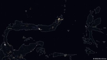 Kota Manado paling bersinar diantara wilayah lain di ujung utara Sulawesi. Foto: NASA