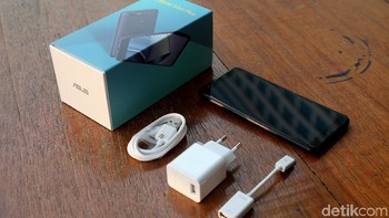 Masih seperti seri sebelumnya, ponsel ini mengedepankan ketahan baterai. Namun, di ponsel ini Asus menghadirkan perubahan pada layarnya yang kini menggunakan rasio 18:9. Foto: Muhammad Ridho