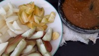 Potongan buah-buahan segar ini siap dilahap Arumi sambil dicocol bumbu rujak. Biar segerr, tulis wanita 24 tahun ini. Foto: Instagram arumi_arumi_94