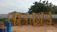 Banyak material pondasi bangunan tidak digunakan di lokasi itu. Harga yang dibanderol rumah tersebut berkisar Rp 185 juta hingga Rp 320 juta.