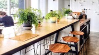 Cafe Lafayette ini berlokasi di  55 Beach St, Port Melbourne. Karenanya Anda bisa menikmati brunch atau ngopi sambil menikmati semilir angin. Foto: Instagram @cafelafayette