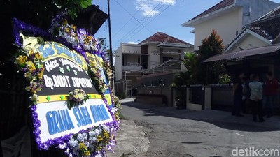 Foto: Begini Suasana di Rumah Duka Besan Jokowi
