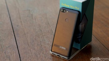 Layar 5,7 inch ini memiliki resolusi 720 x 1440 piksel dan menghasilkan pixel density sebesar 282 ppi. Sementara dimensinya punya ukuran 152,6 x 73 x 8,8 mm dan bobot 160 gram. Foto: Muhammad Ridho