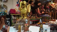 Produk wirausaha mulai dari kain batik, kerajinan tangan, makanan olahan, gantungan kunci, boneka barbie berkebaya, tempat tisu, dan minyak kayu putih.