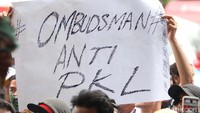 Dalam aksinya mereka meminta kejelasan soal kasus Sumber Waras dan reklamasi.  