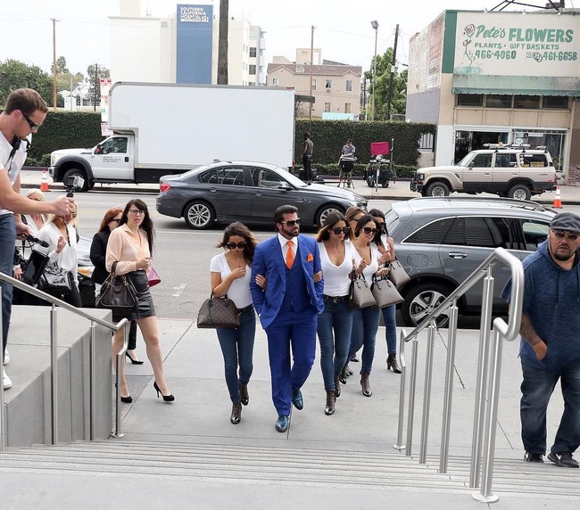 Travers pun kerap pamer kekayaannya. Gaya hidup mewah hingga party dengan wanita-wanita cantik. Foto: dok. Instagram
